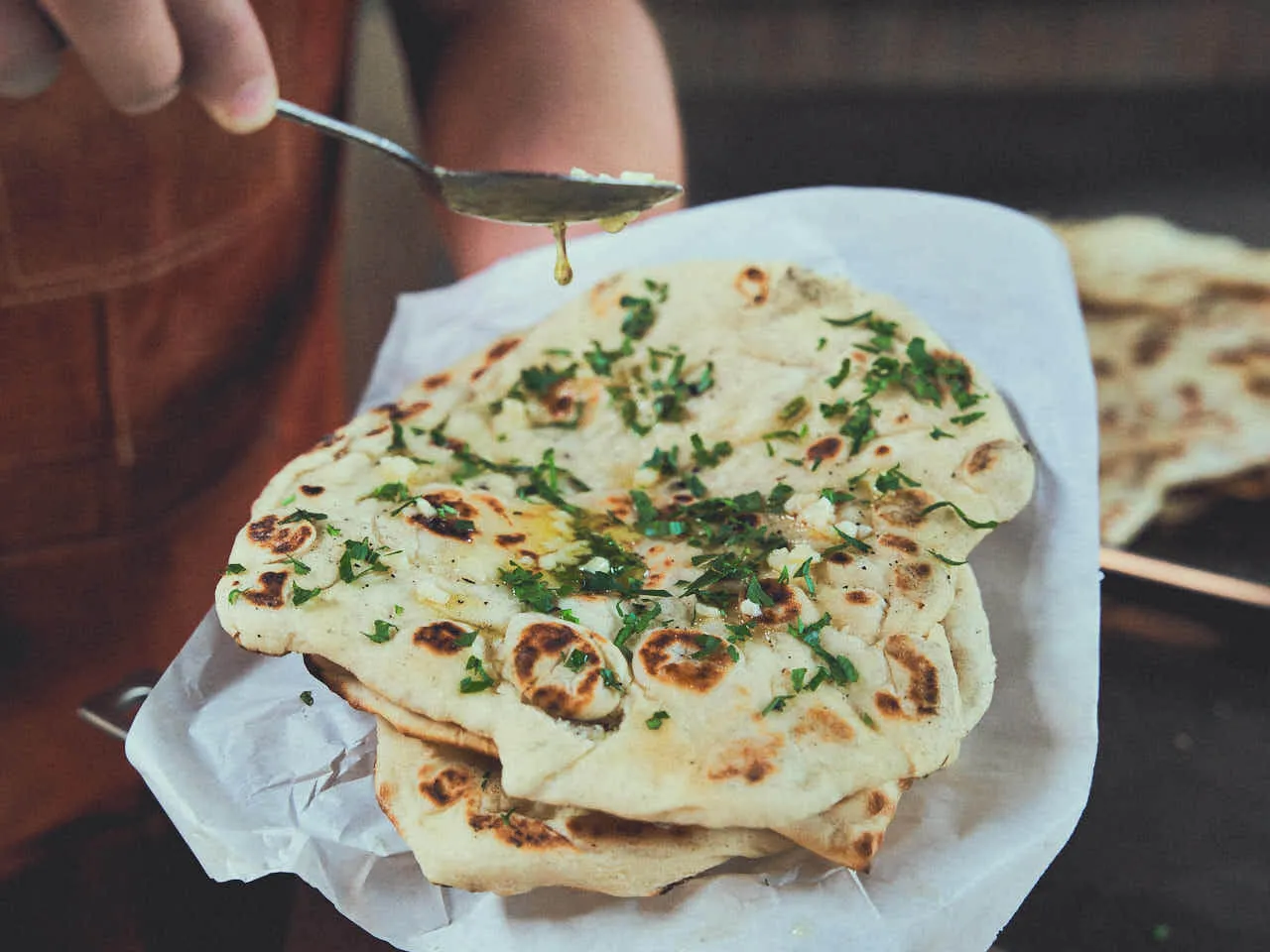 Naanbrood van de pizzasteen