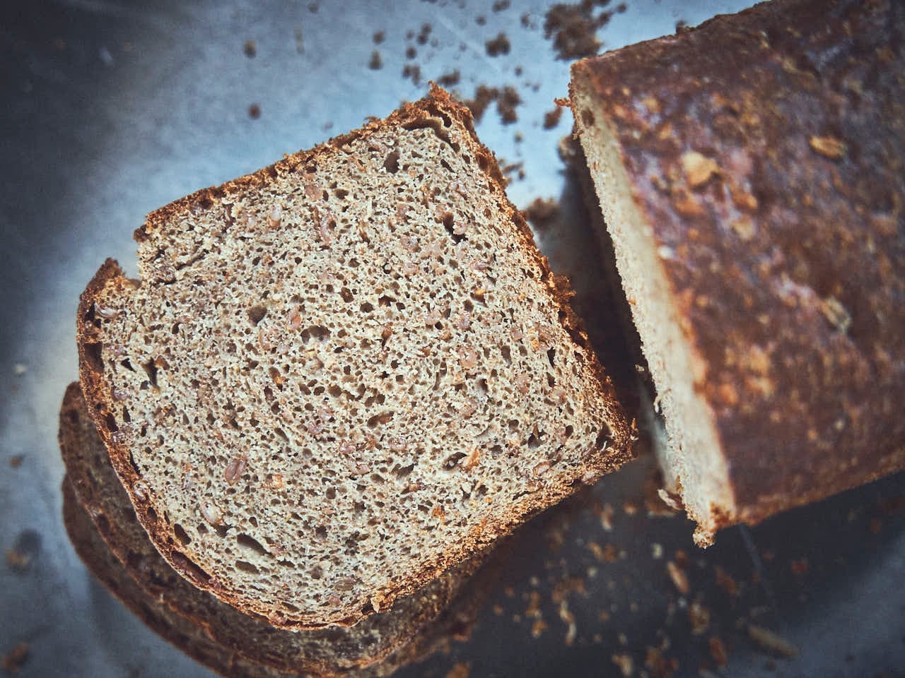 Speltbrood in een bakblik