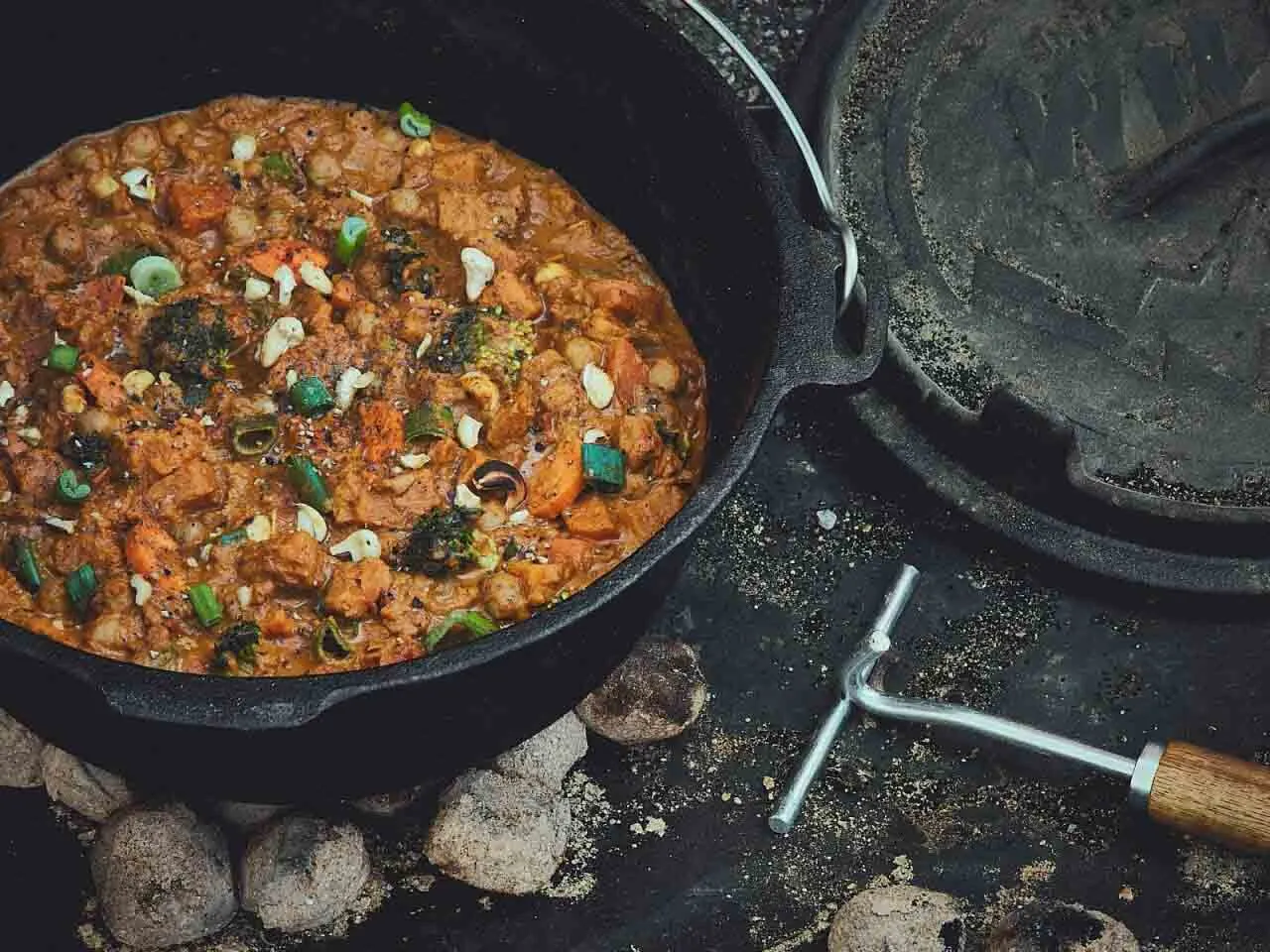 Romige zoete aardappelcurry uit de Dutch Oven