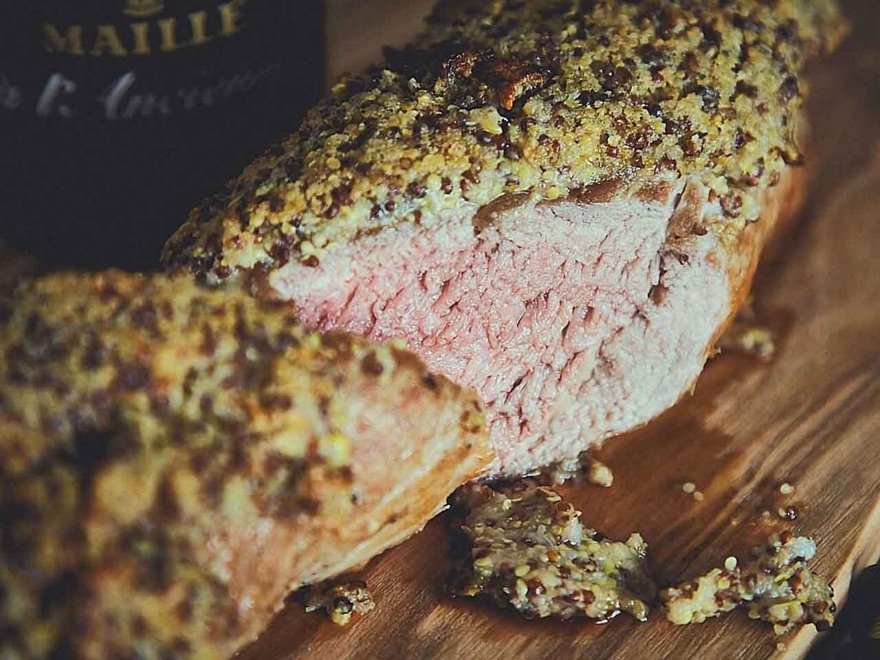 Saftiges Schweinefilet mit Dijon-Senfkruste