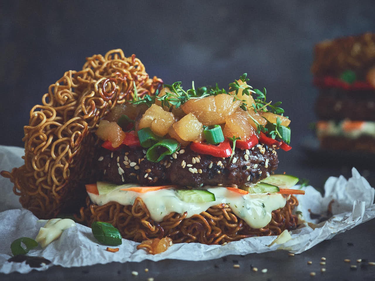 Ramen-Burger mit Nashi-Birnen-Chutney
