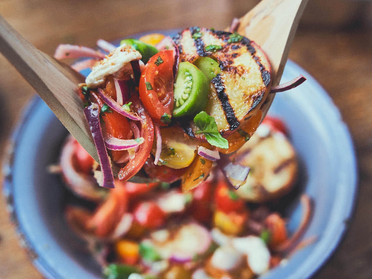 Tomatensalade met gegrilde perziken