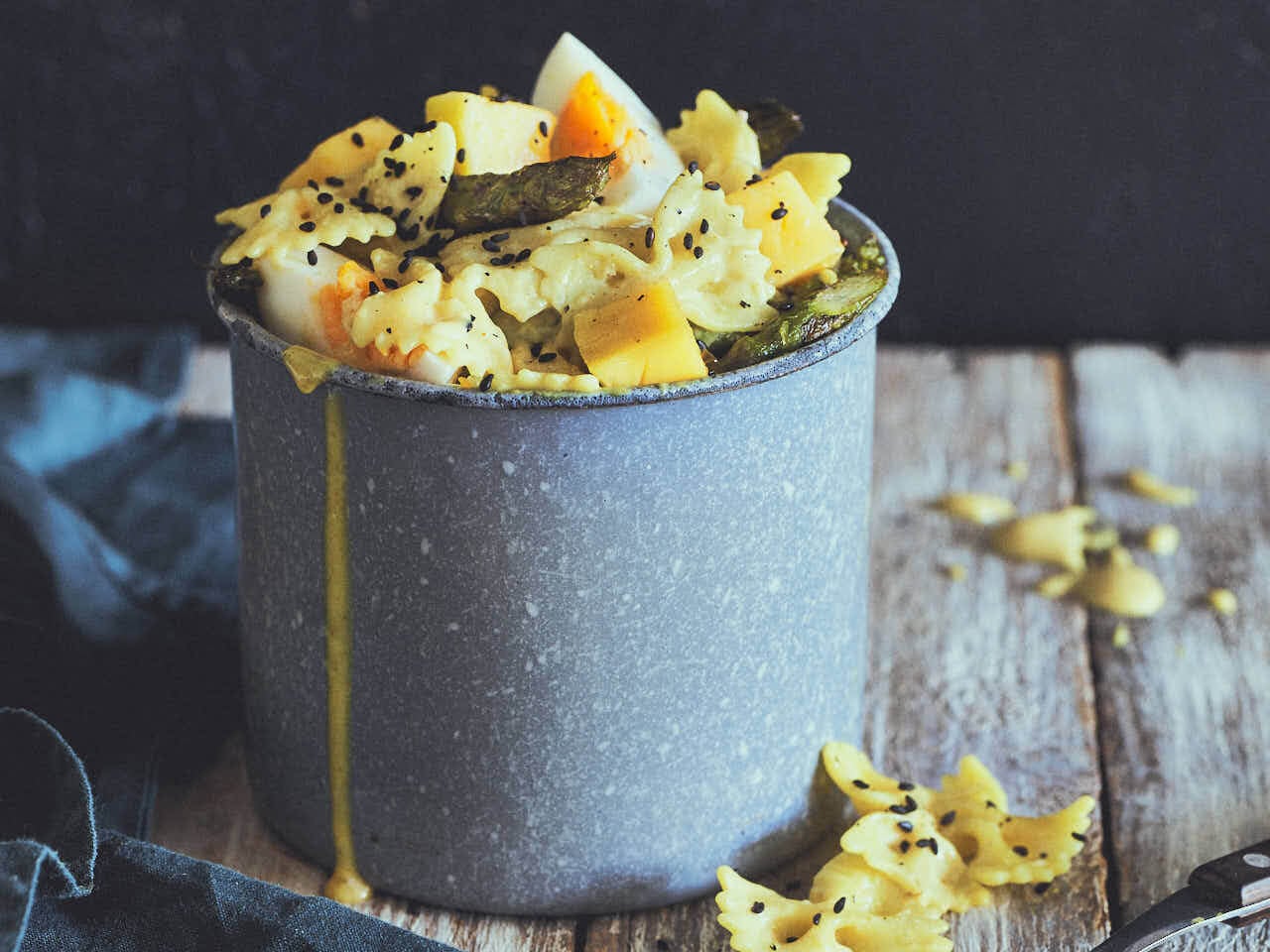 Curry noedelsalade met mango en gegrilde asperges
