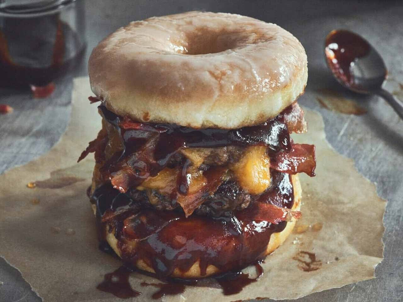 Donut Burger mit Apple Barbecue Sauce