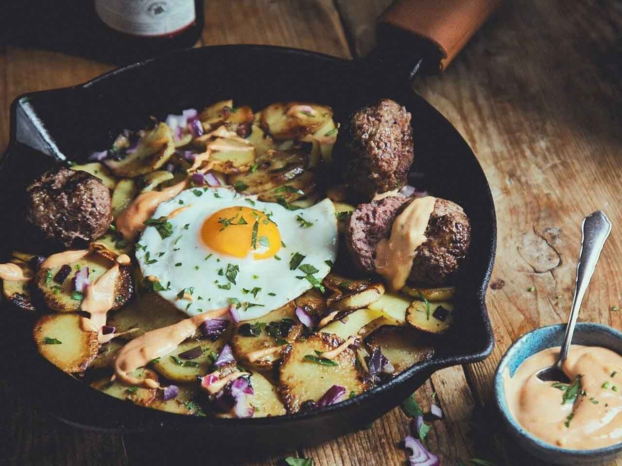 Bratkartoffelpfanne mit Hackbällchen und Paprika-Aioli