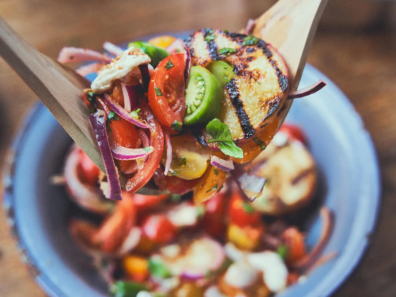 Tomatensalade met gegrilde perziken