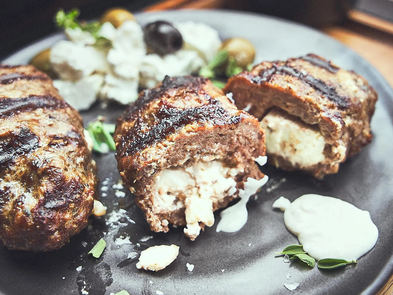 Bifteki mit Schafskäse vom Grill