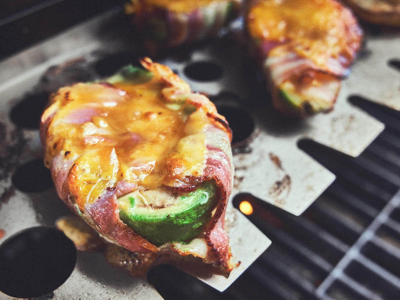 Gegrilde avocado met ei