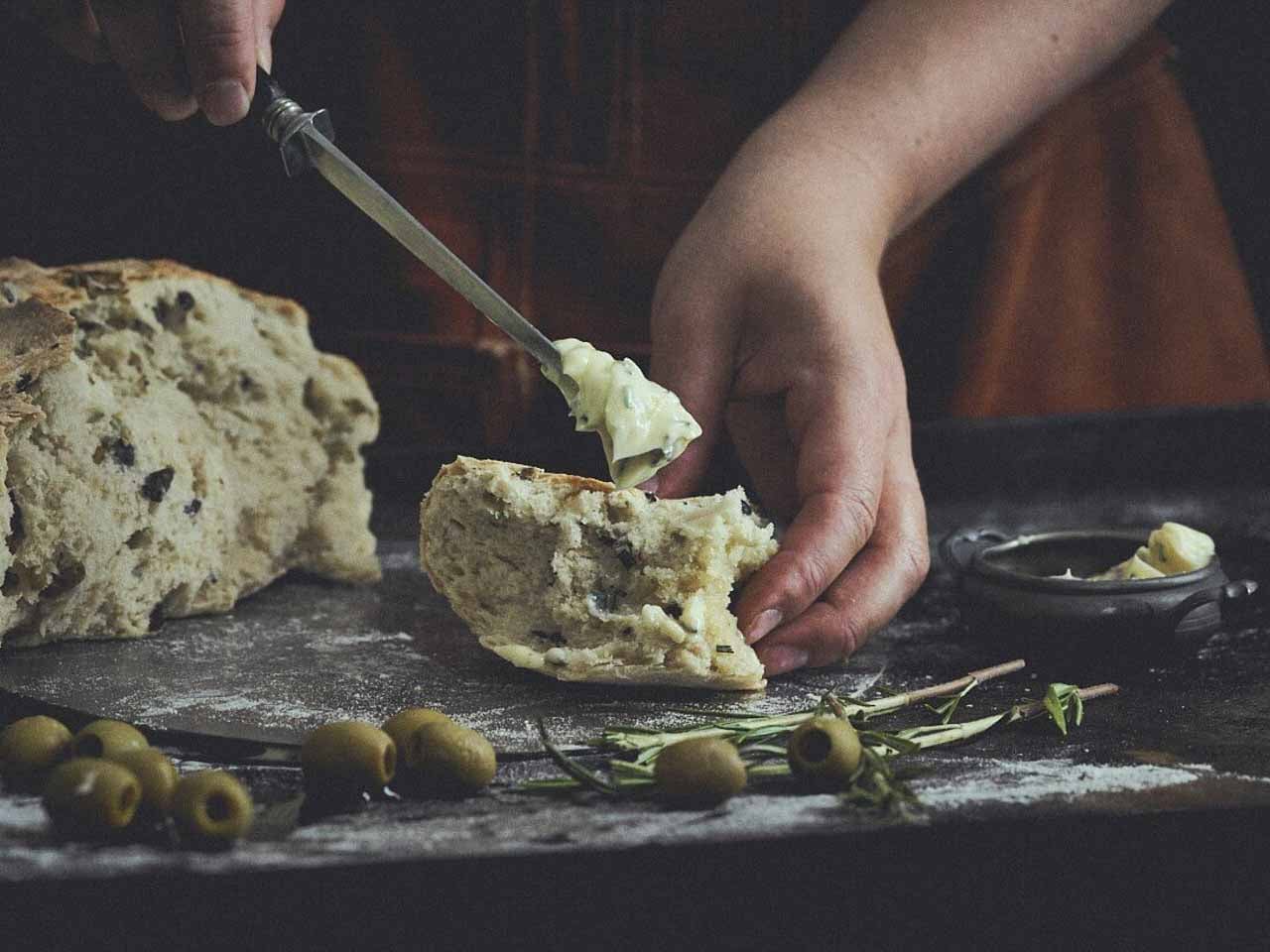 Schnelles Olivenbrot mit Rosmarin vom Pizzastein