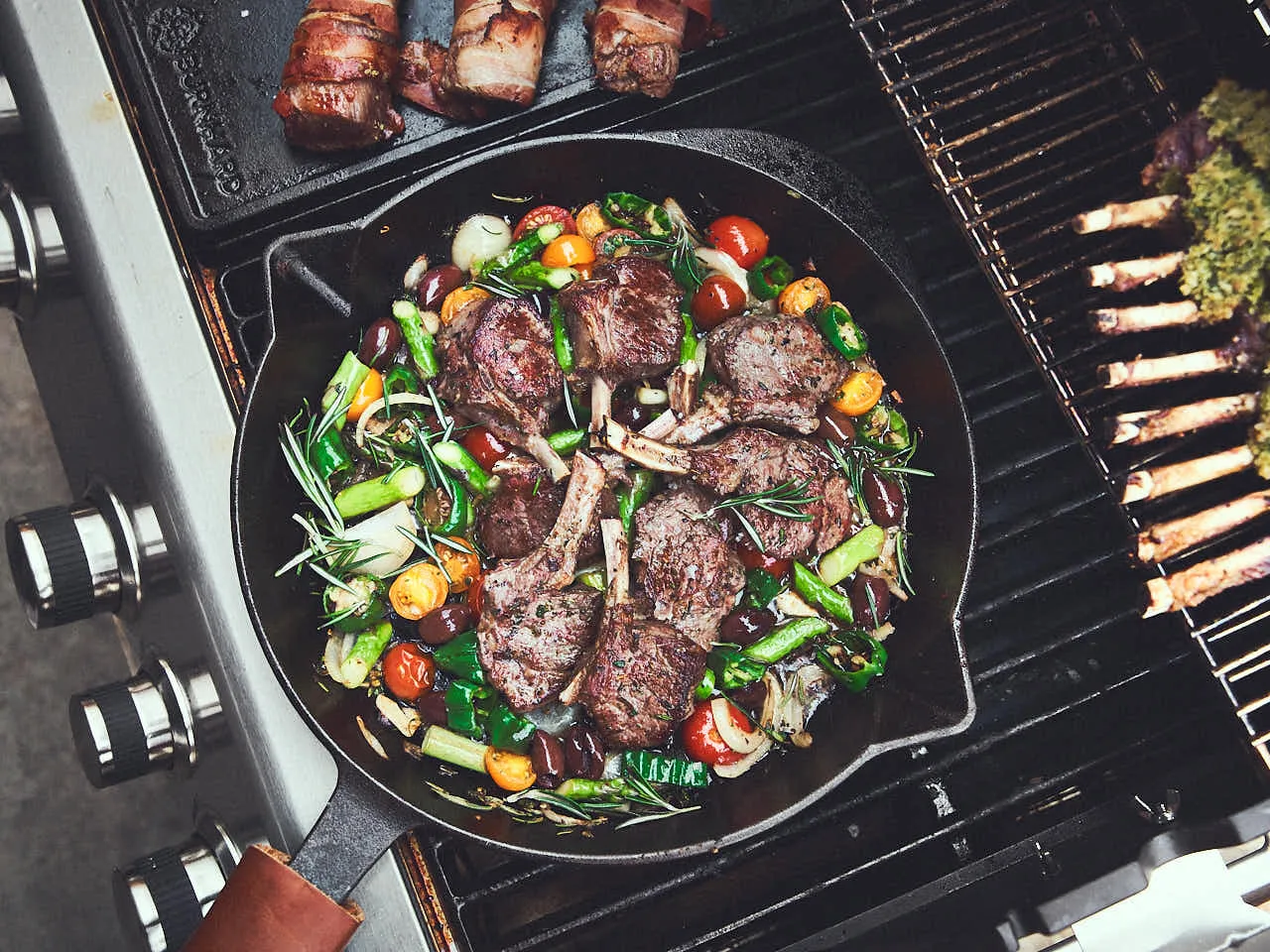 Lammkotelett braten in der Gusspfanne