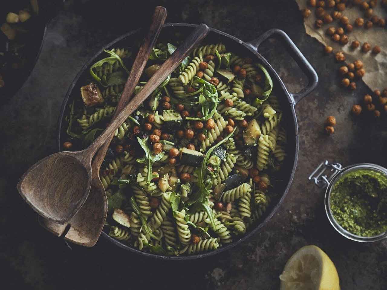 Veganer Nudelsalat mit Rucola-Pesto und gerösteten Kichererbsen