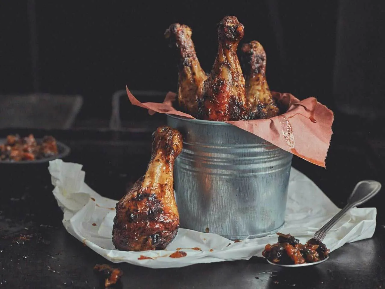 Whisky-honing drumsticks met rozijnen-abrikozen-chutney