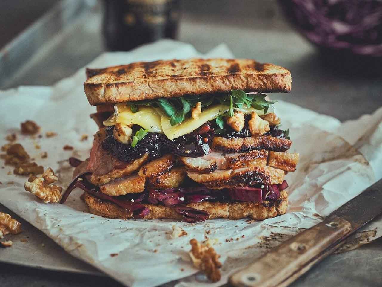 Krokante eendenborst-sandwich met kersen-chutney