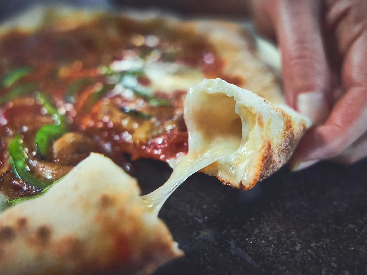 Pizza mit Käserand