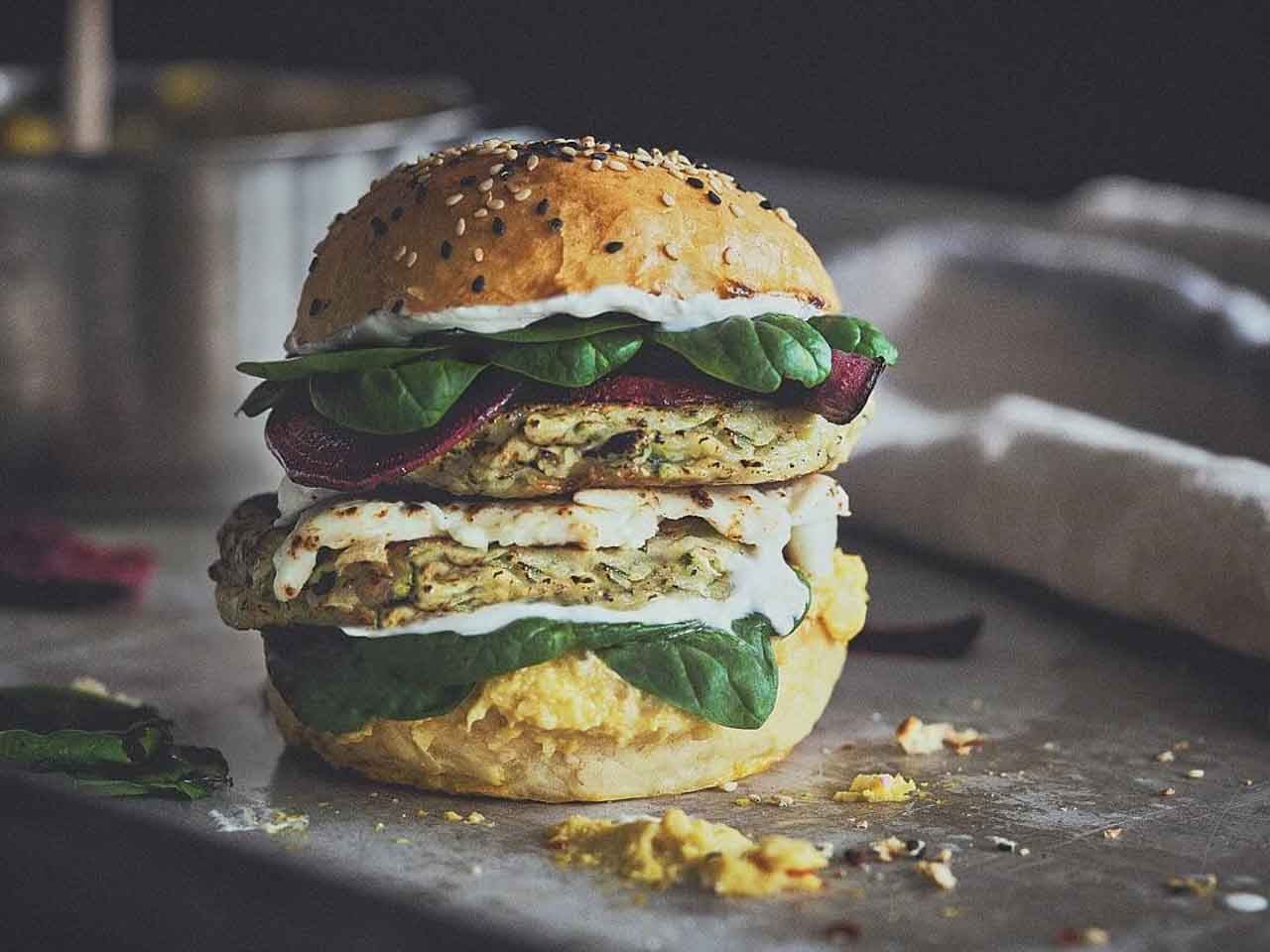 Veggieburger met courgettekoekjes, maïspuree en yoghurtsaus