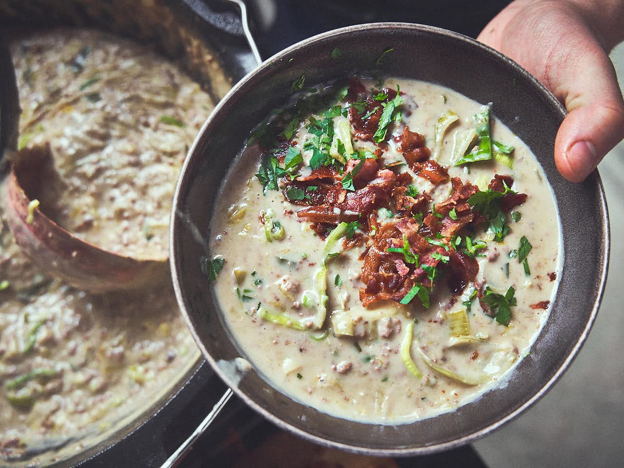 Käse-Lauch-Suppe aus dem Dutch Oven