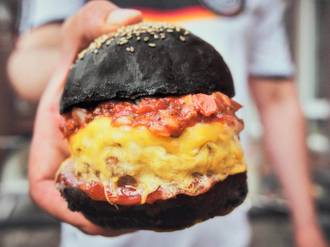 Zwart-rode-gouden burger