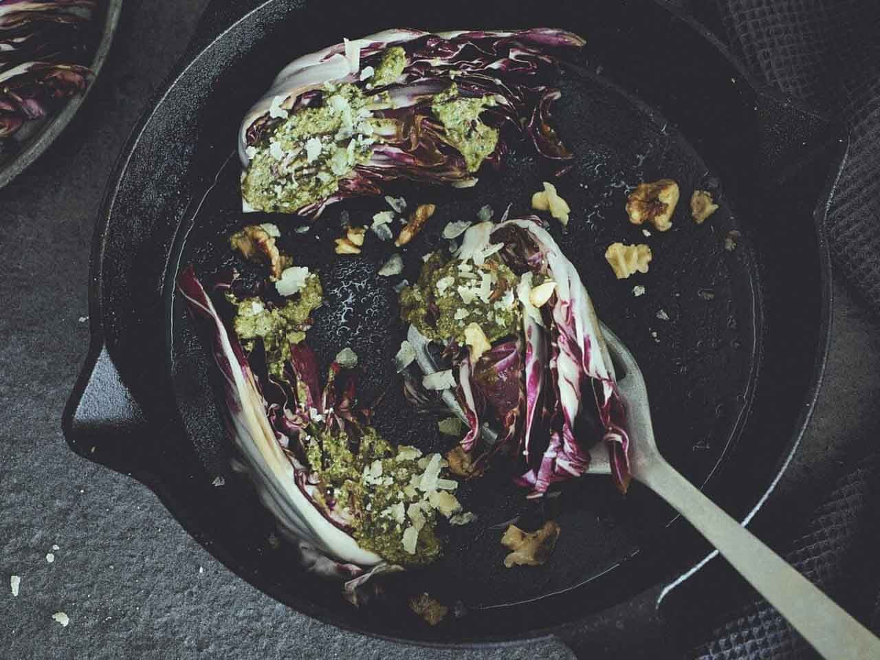 Radicchio mit Oliven-Tapenade aus der Gusspfanne
