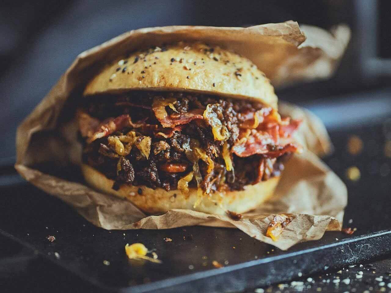 Sloppy Joes Burger met Cheddar en Bacon