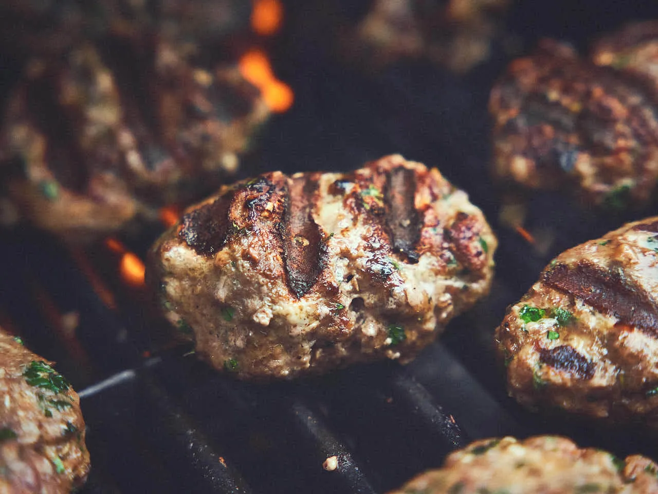 Turkse köfte van de gasgrill