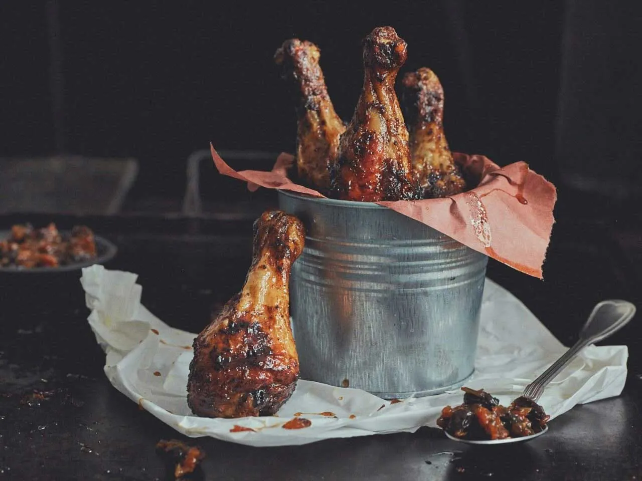 Whiskey-Honig Drumsticks mit Rosinen-Aprikosen-Chutney