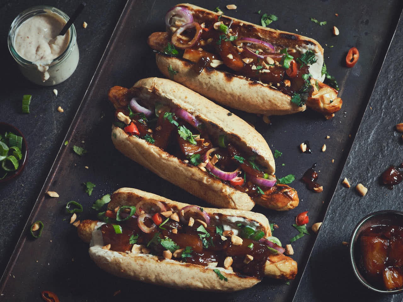 Gevogelte hotdog met ananasrelish.