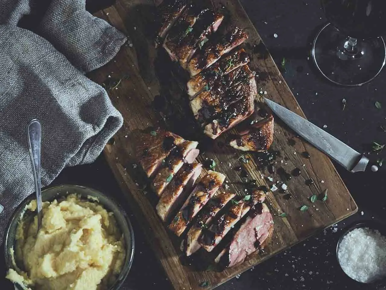Gerookte eendenborst met sinaasappel-gember saus.