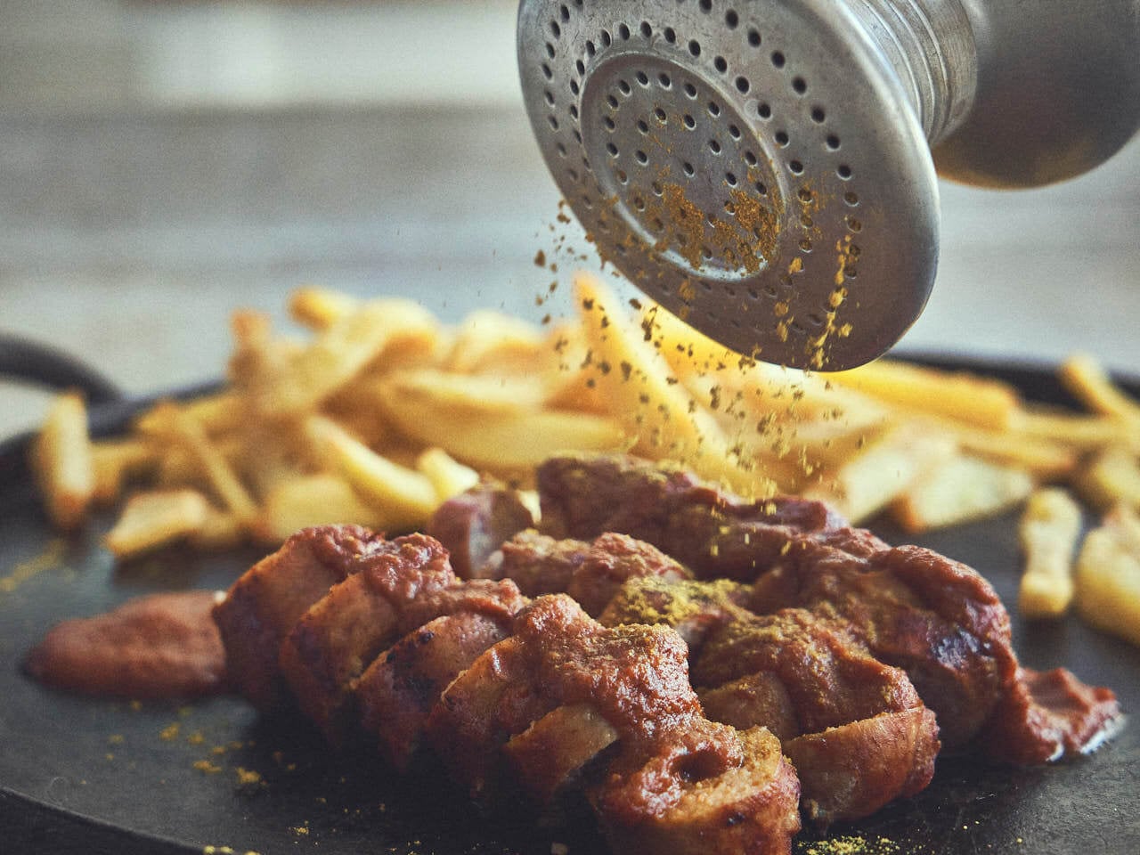 Curryworst met frietjes