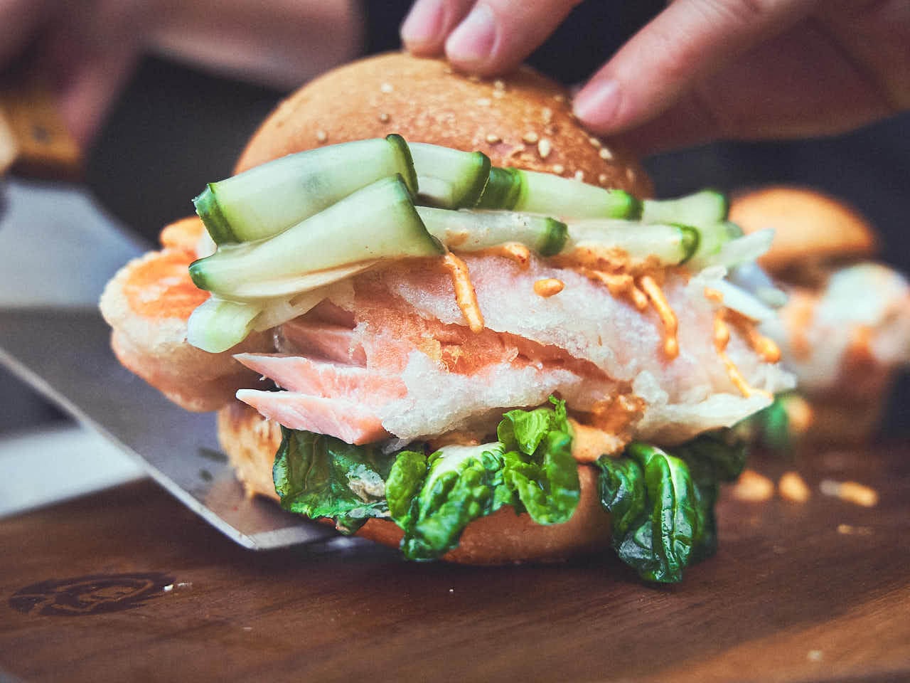 Zalm-burger Aziatische stijl.