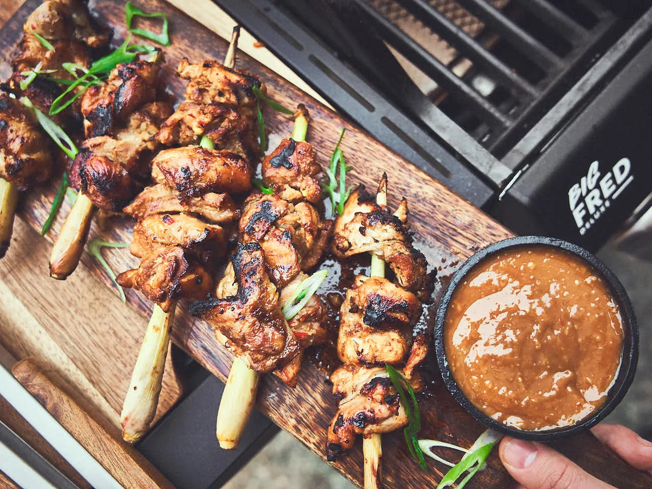 Satay-spiesen van de gasgrill.