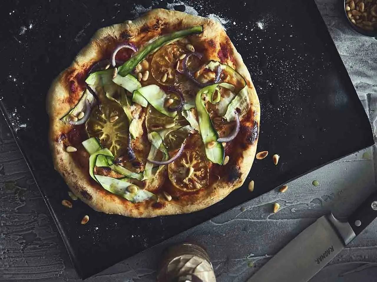 Veganistische pizza met spelt-pizzadeeg