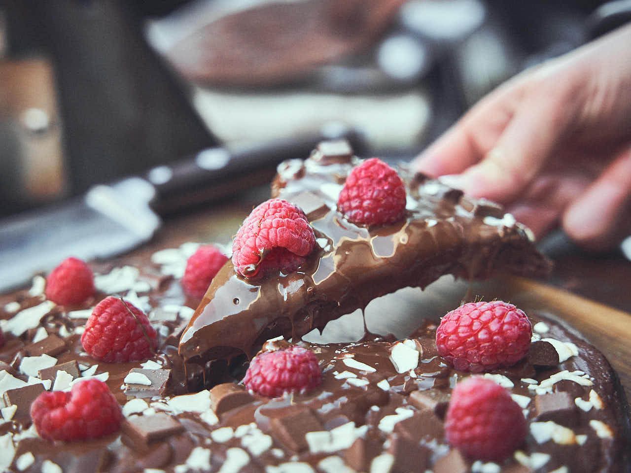 Chocolade pizza met frambozen en pindasaus