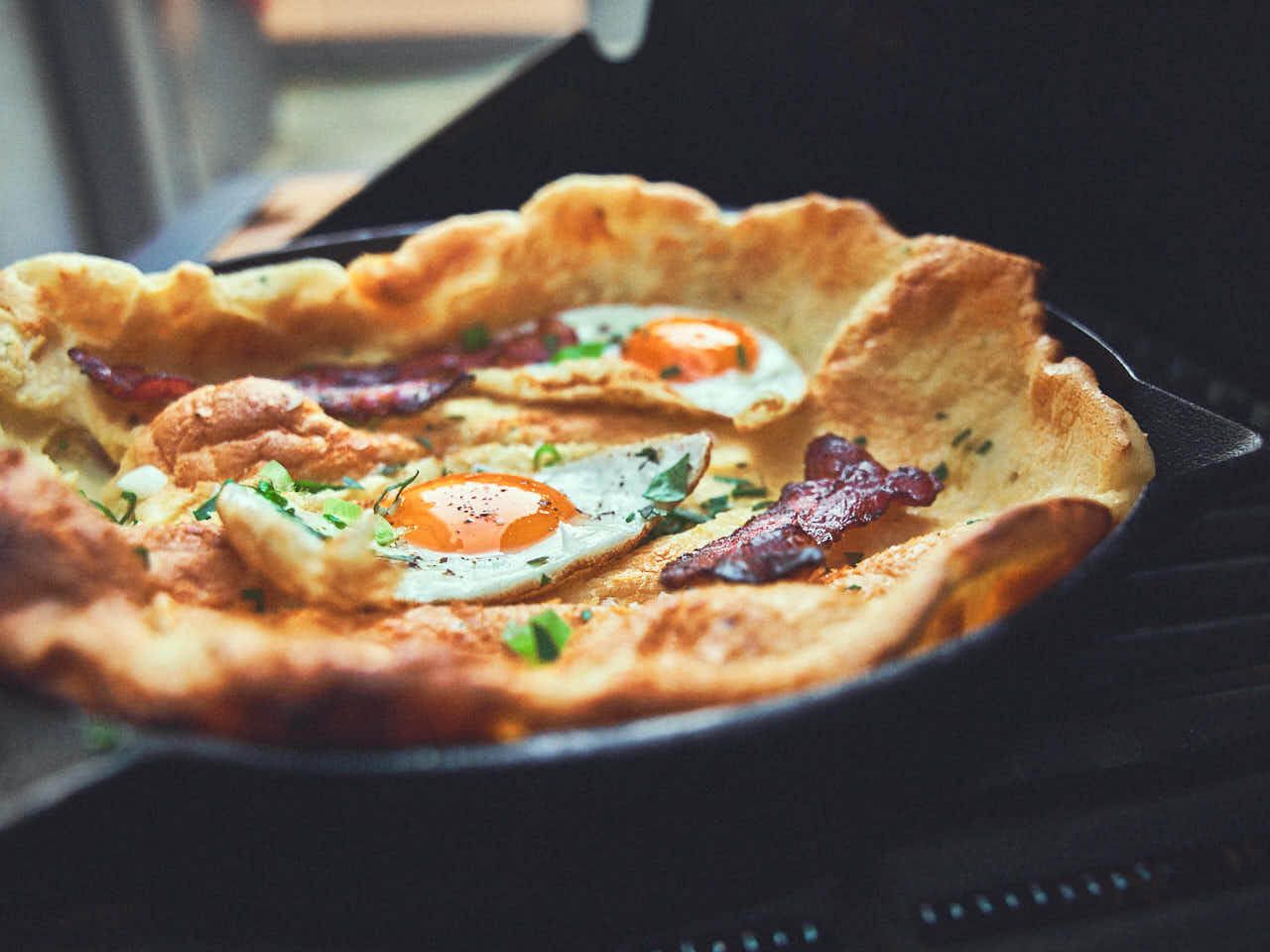 Dutch Baby met Bacon en Spiegelei