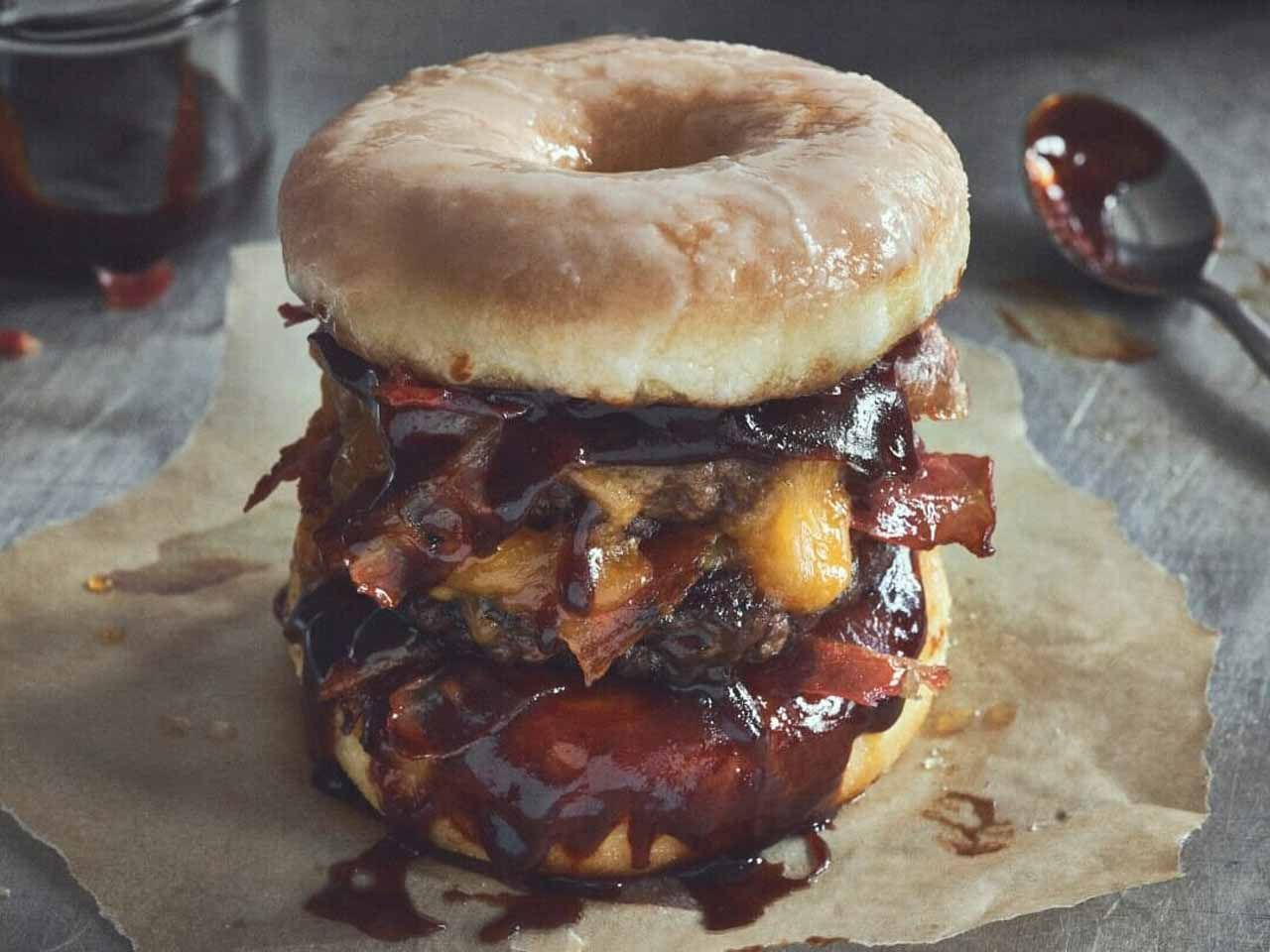 Donut Burger met Apple Barbecue Sauce