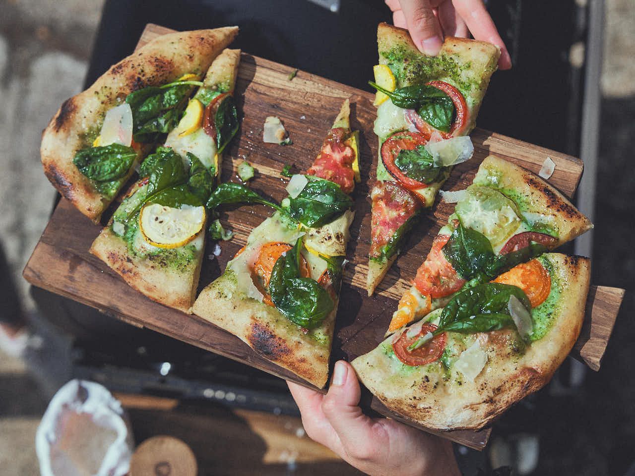 Pinsa Romana met kleurrijke tomaten