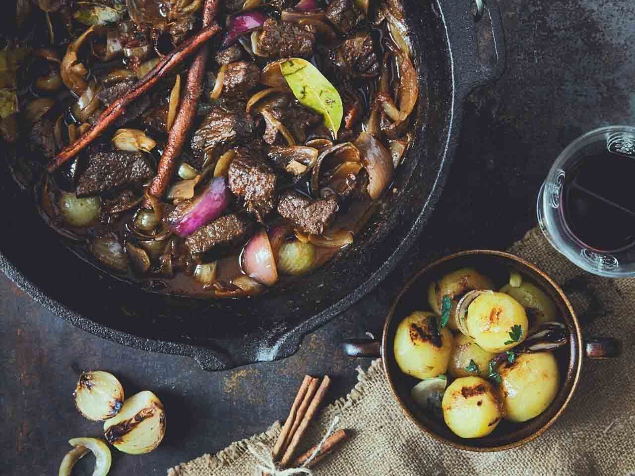 Stifado uit de Dutch Oven