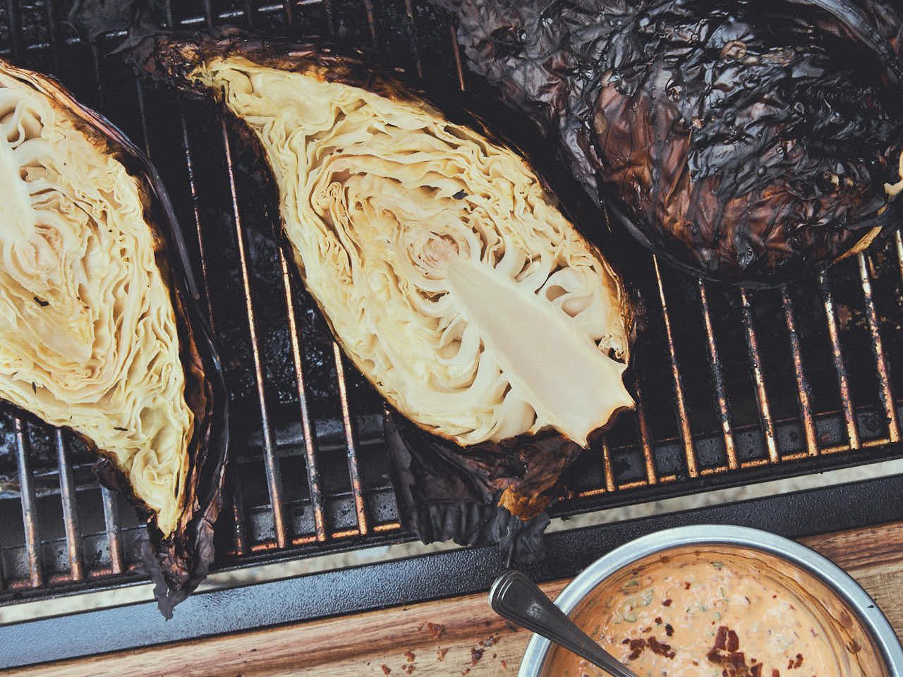 Gegrilde spitskool in een pelletsmoker