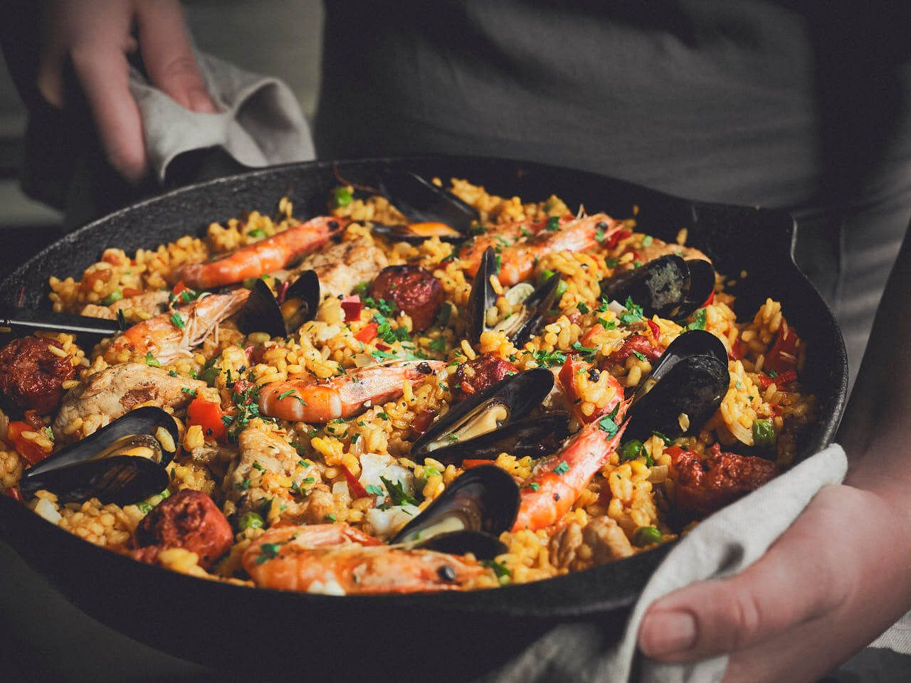 Paella uit de gietijzeren pan