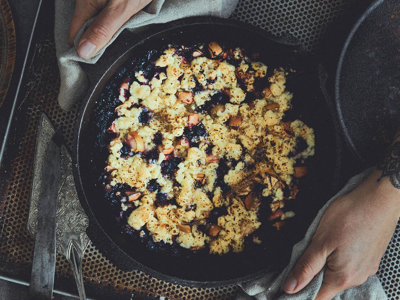 Blueberry-Apple-Crumble aus dem Dutch Oven