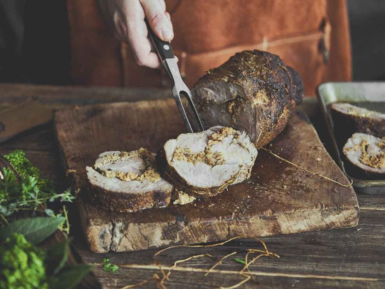 Schweine-Rollbraten von der Rotisserie