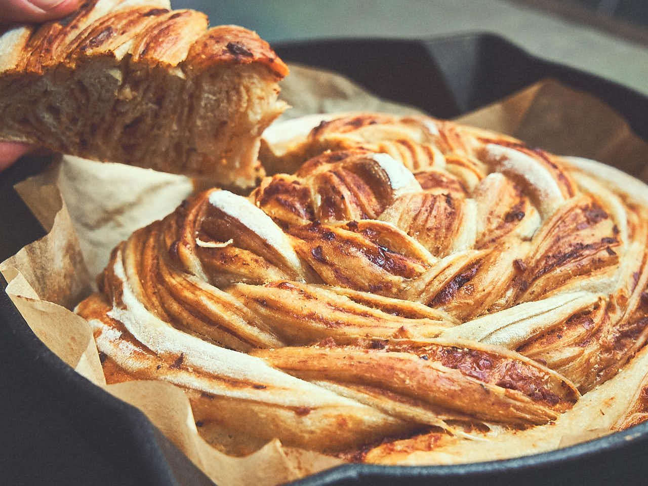 Pizzabrood uit de gietijzeren pan