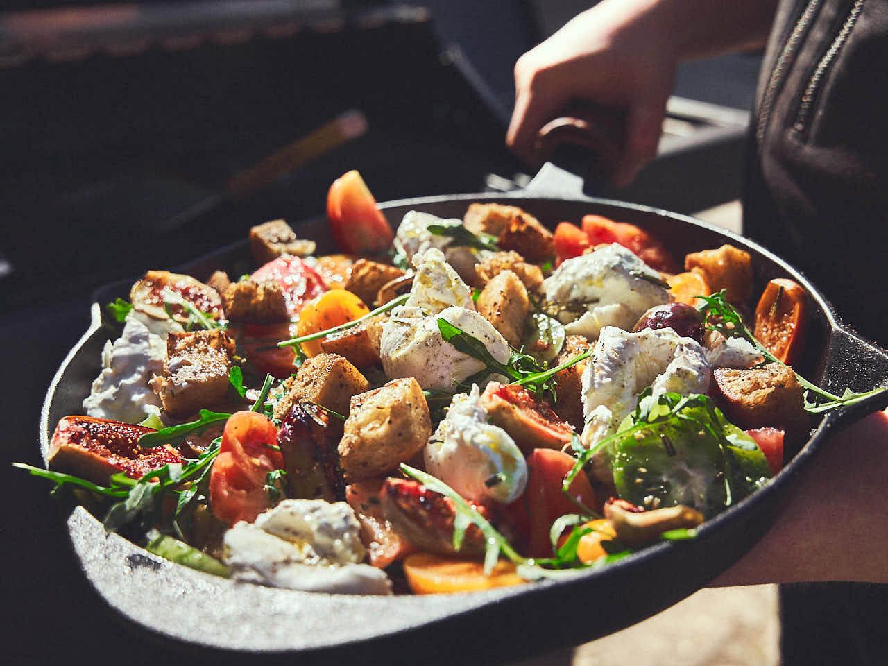 Panzanella — italienischer Brotsalat mit Burrata