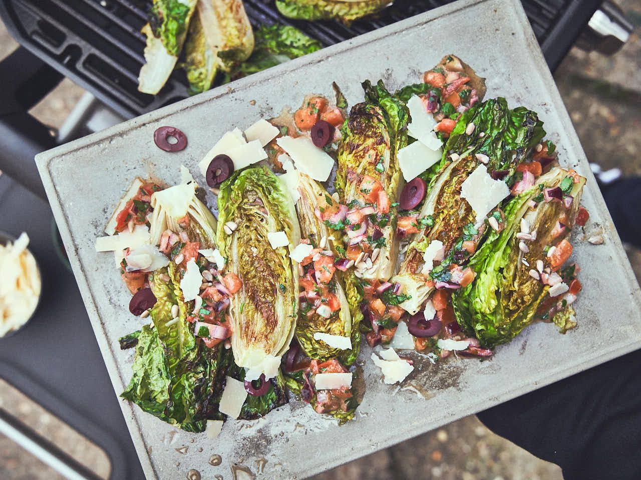 Gegrillter Salat mit Kapern-Dressing