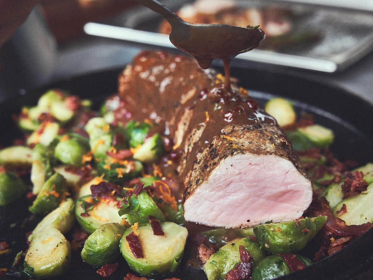 Hertenstoofpot uit de Dutch Oven met spruitjes.