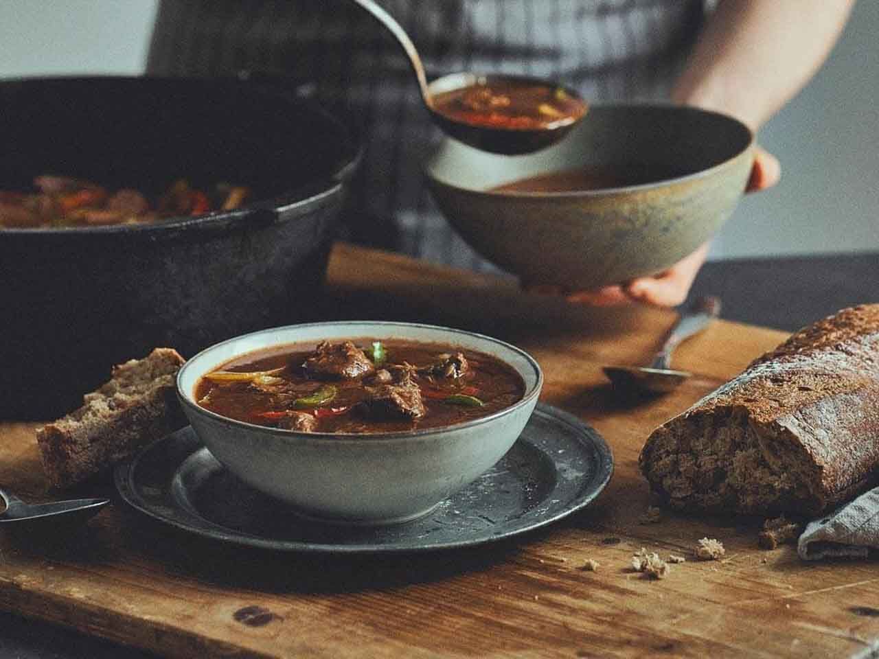 Gulaschsuppe aus dem Dutch Oven