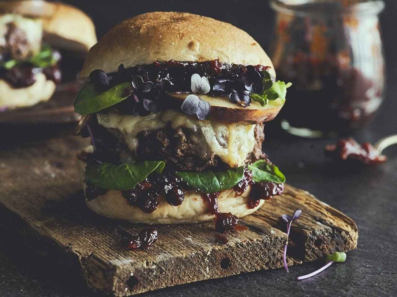 Wildschweinburger mit Preiselbeer-Barbecue-Sauce