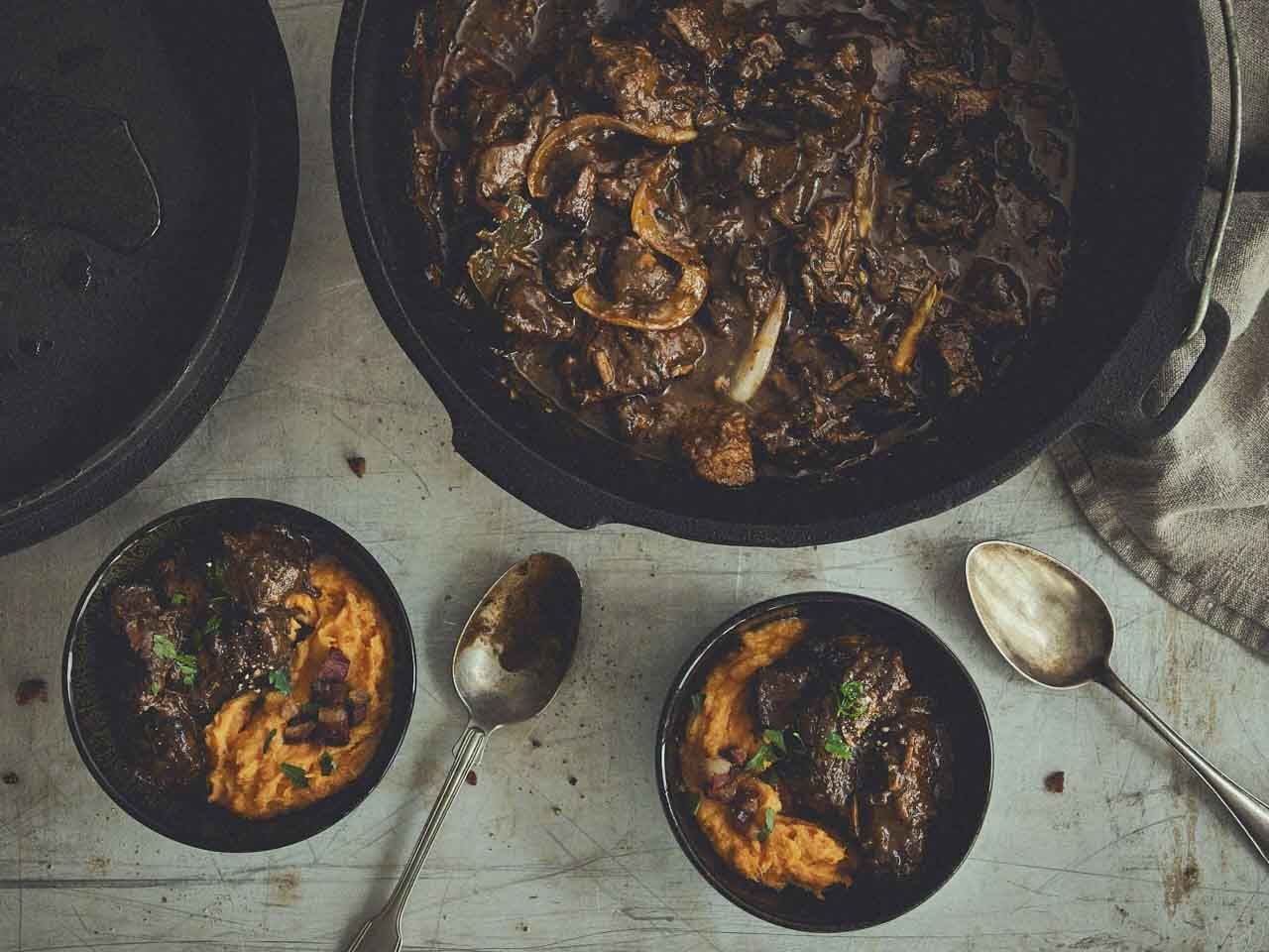 Rindergulasch aus dem Dutch Oven mit Süßkartoffelpüree