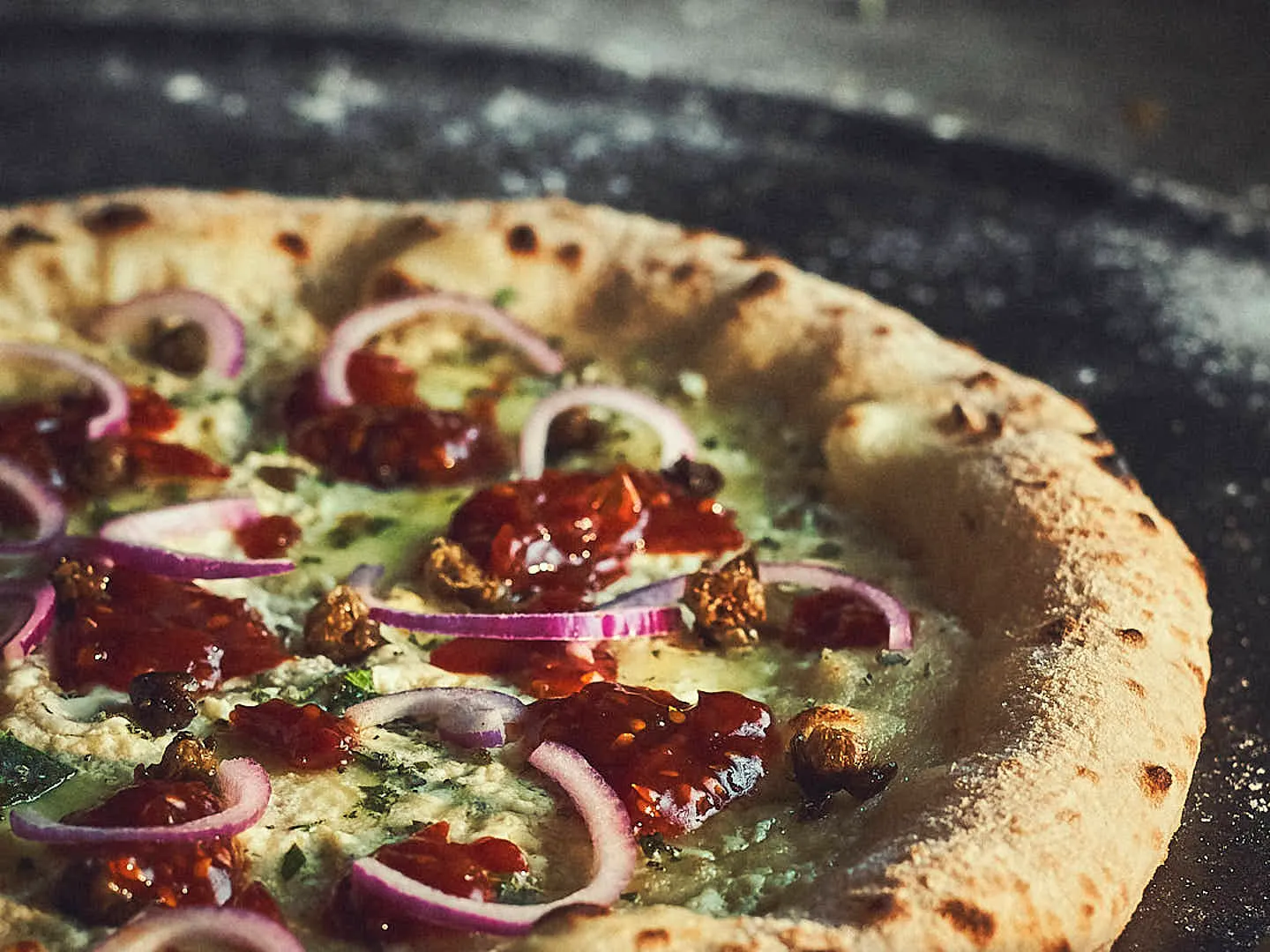 Weiße Pizza mit Tomatenmarmelade
