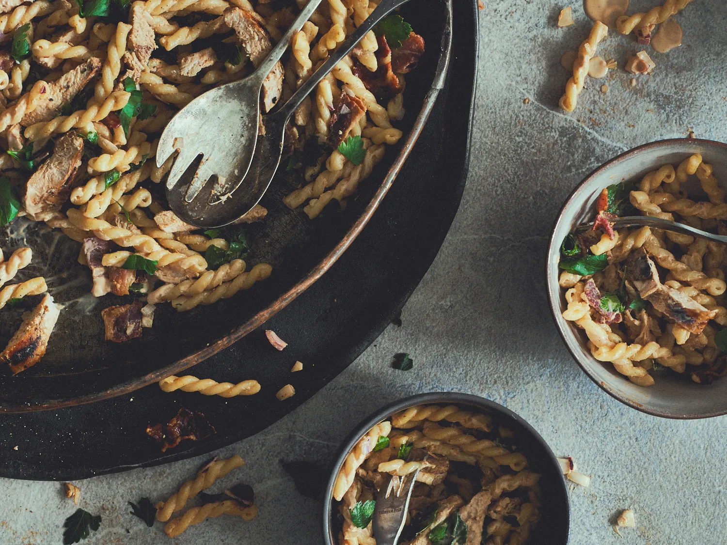 Pastasalade met gegrilde kip, bacon en barbecuesaus