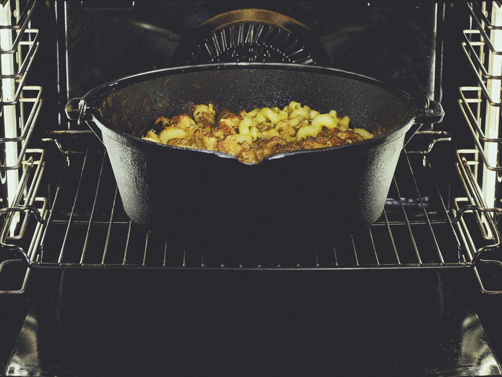 08_Dutch-Oven-Guide_Mac and Cheese Ofen